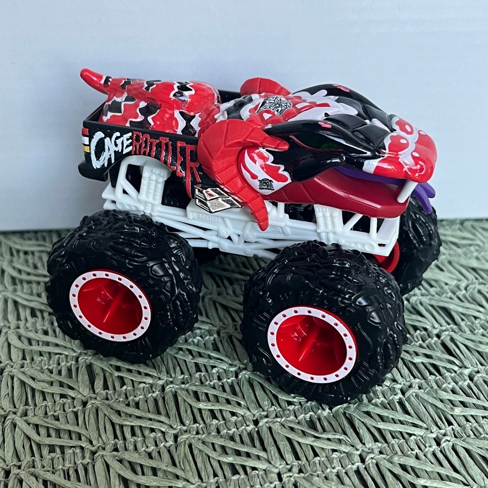 Hot Wheels Monster Truck Cage Rattler 6/7 Beast Bashers Series